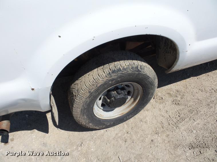 image for item DD1584 2001 Ford F250 Super Duty SuperCab pickup truck