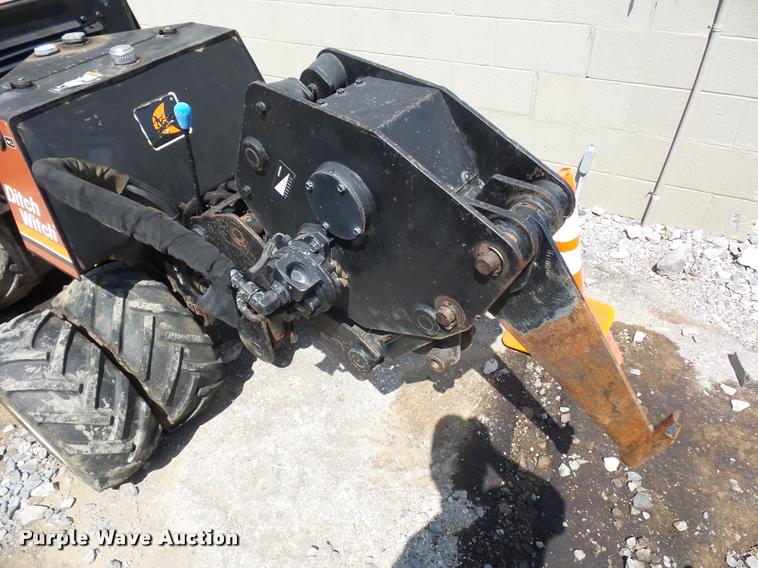 image for item DD1588 Ditch Witch 410SX cable plow