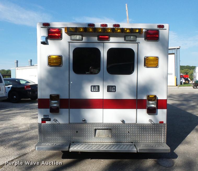 image for item DD1599 2006 Ford F450 ambulance