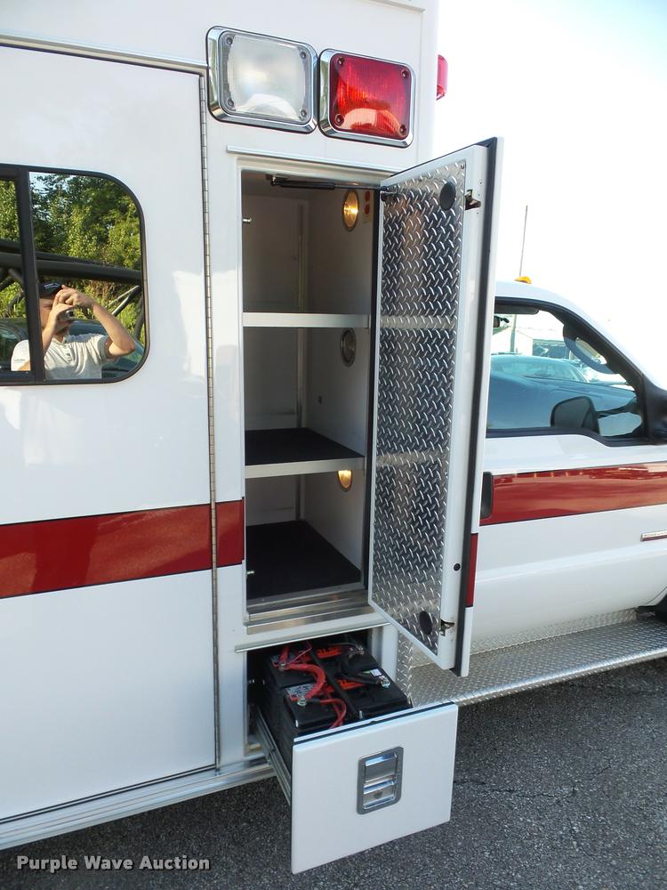 image for item DD1599 2006 Ford F450 ambulance