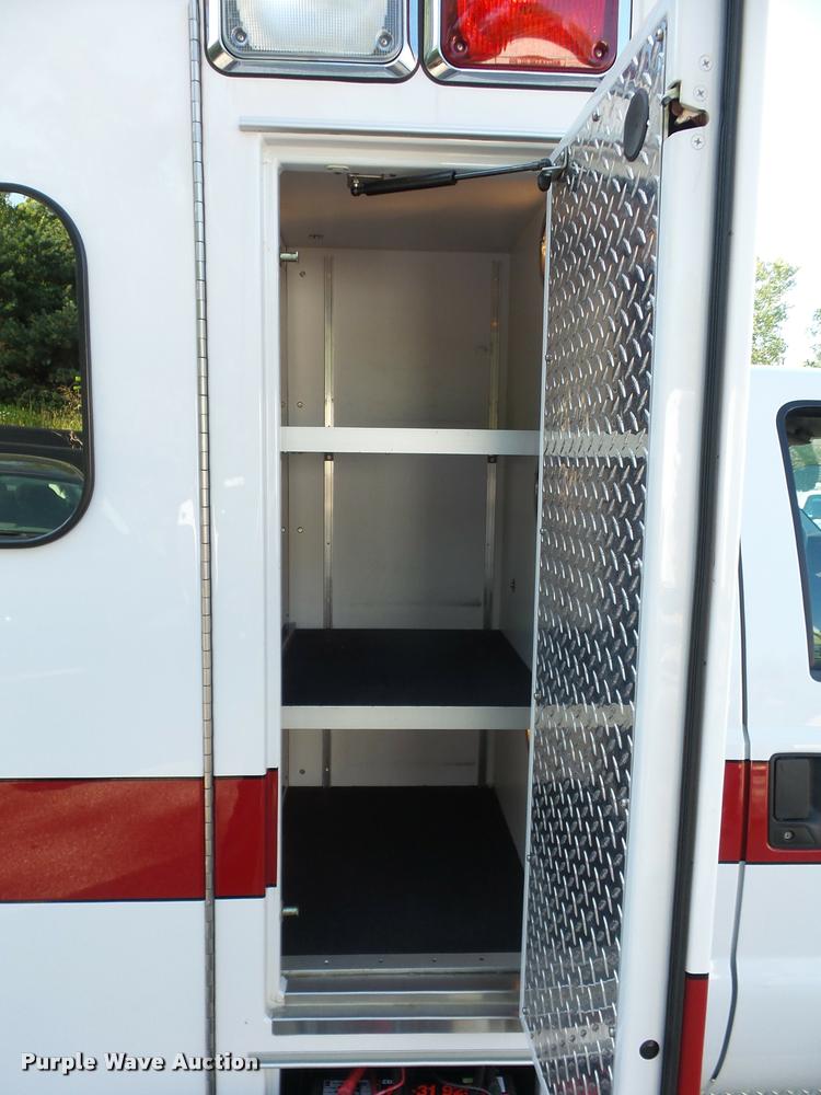 image for item DD1599 2006 Ford F450 ambulance