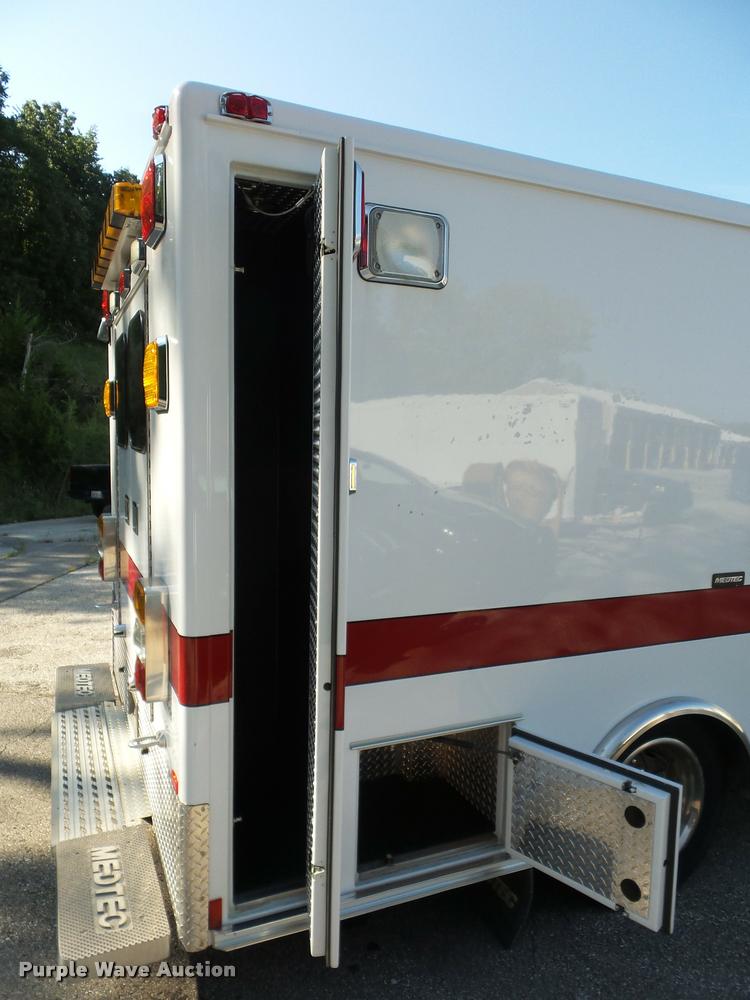 image for item DD1599 2006 Ford F450 ambulance