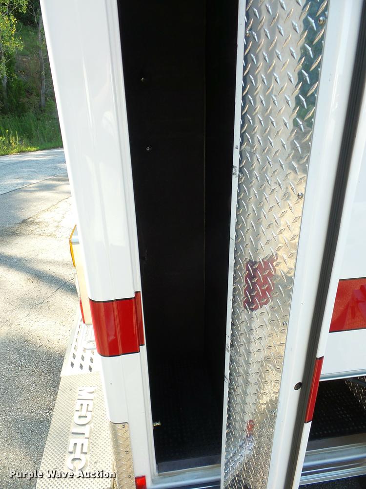 image for item DD1599 2006 Ford F450 ambulance