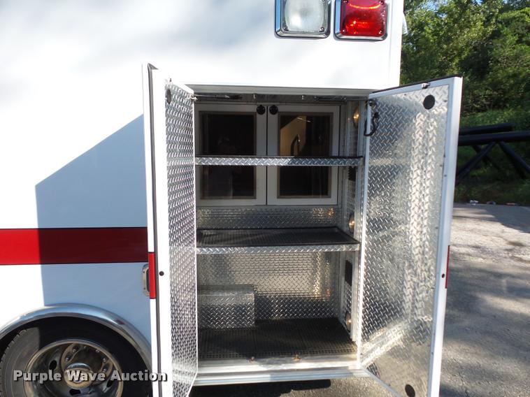 image for item DD1599 2006 Ford F450 ambulance