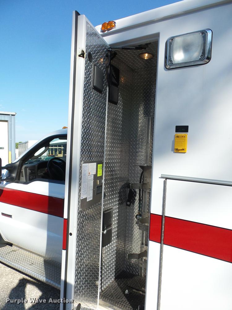 image for item DD1599 2006 Ford F450 ambulance