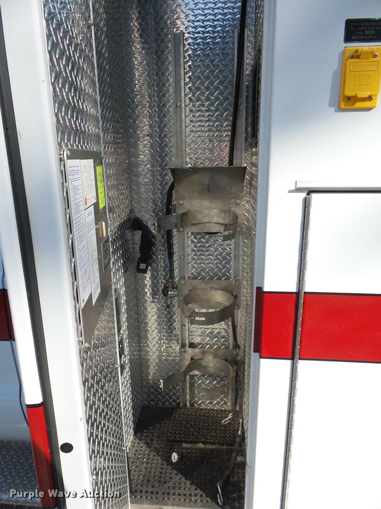 image for item DD1599 2006 Ford F450 ambulance