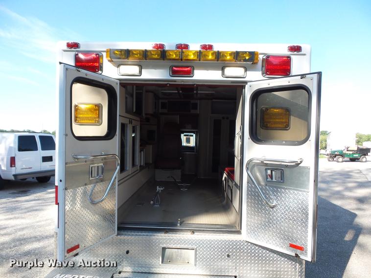 image for item DD1599 2006 Ford F450 ambulance