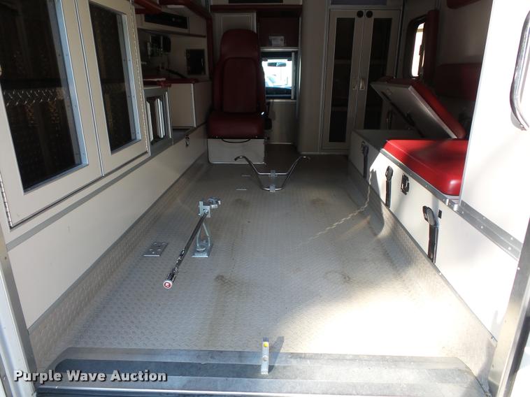 image for item DD1599 2006 Ford F450 ambulance