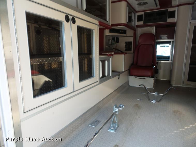 image for item DD1599 2006 Ford F450 ambulance