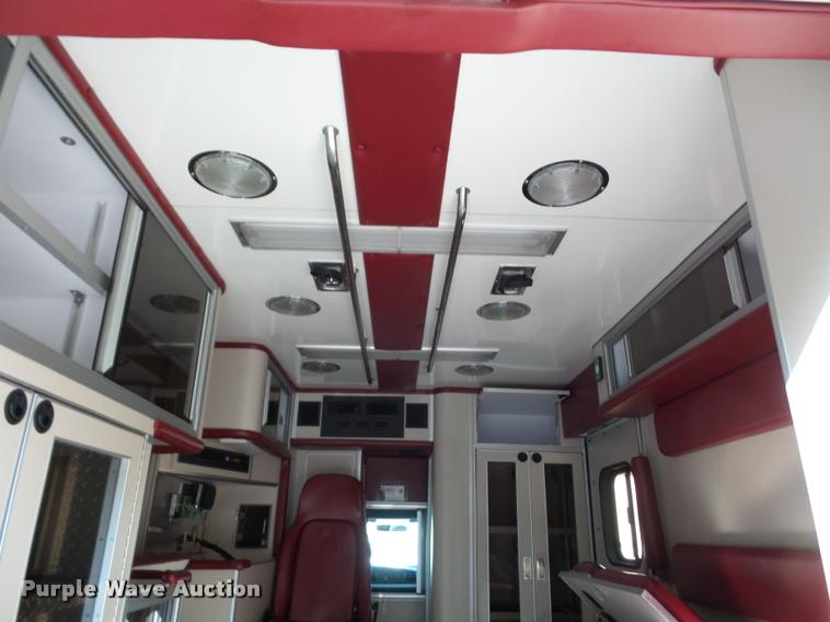 image for item DD1599 2006 Ford F450 ambulance