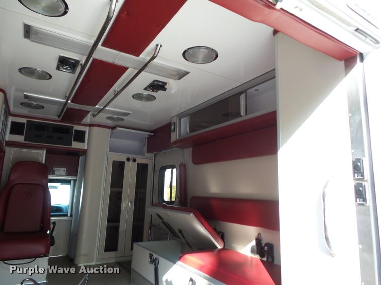image for item DD1599 2006 Ford F450 ambulance