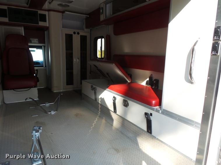 image for item DD1599 2006 Ford F450 ambulance