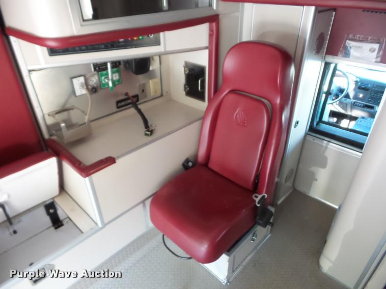image for item DD1599 2006 Ford F450 ambulance