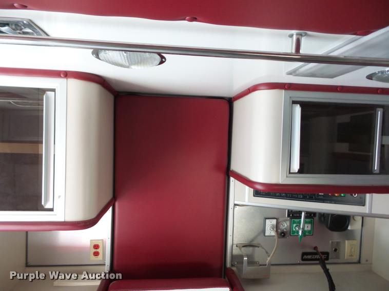 image for item DD1599 2006 Ford F450 ambulance
