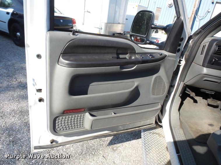 image for item DD1599 2006 Ford F450 ambulance