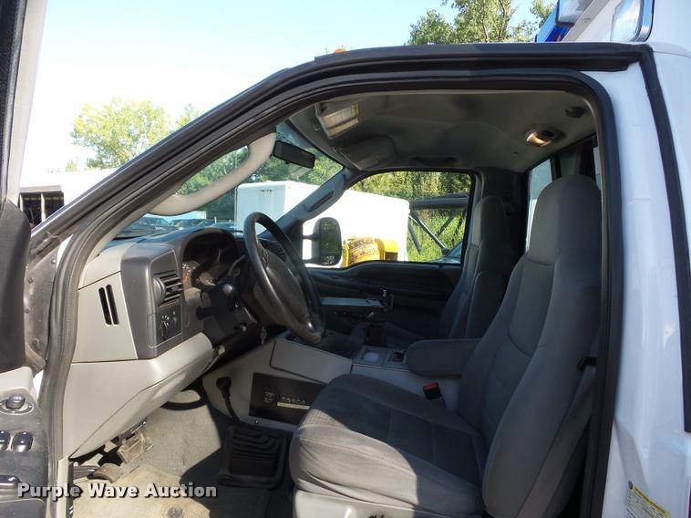 image for item DD1599 2006 Ford F450 ambulance