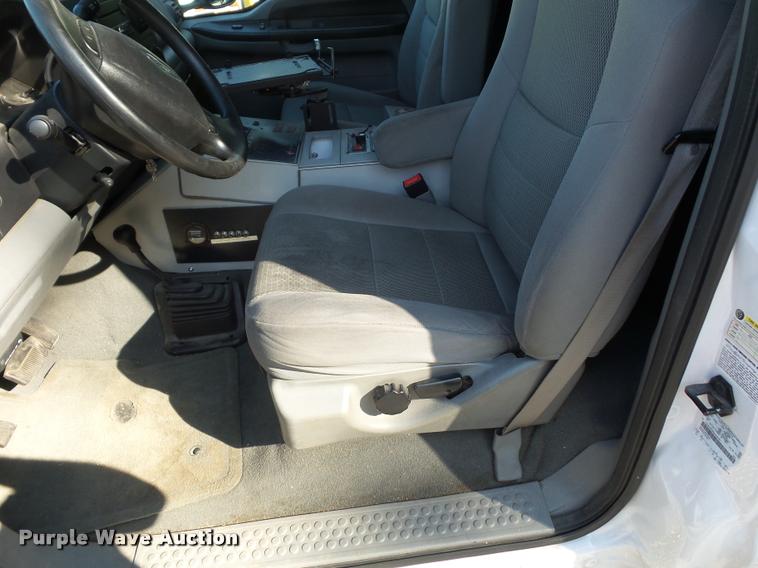 image for item DD1599 2006 Ford F450 ambulance