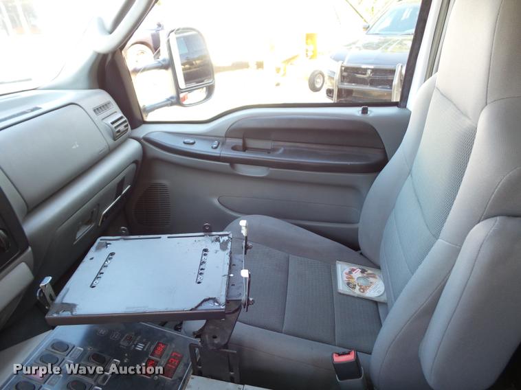 image for item DD1599 2006 Ford F450 ambulance
