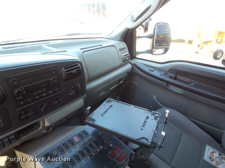 image for item DD1599 2006 Ford F450 ambulance