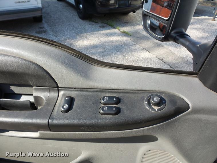 image for item DD1599 2006 Ford F450 ambulance