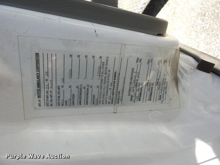 image for item DD1599 2006 Ford F450 ambulance