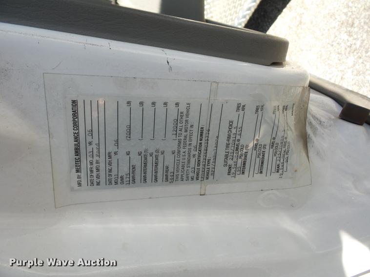 image for item DD1599 2006 Ford F450 ambulance
