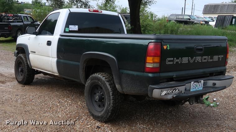 image for item DD1673 2003 Chevrolet 2500HD pickup truck