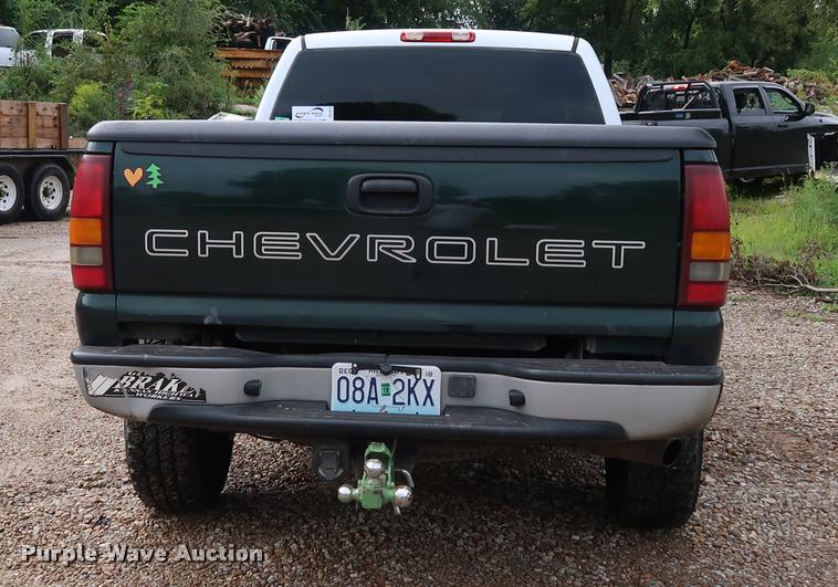 image for item DD1673 2003 Chevrolet 2500HD pickup truck