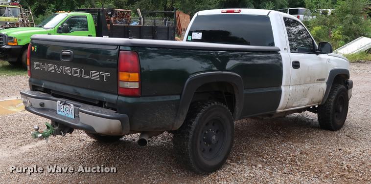 image for item DD1673 2003 Chevrolet 2500HD pickup truck