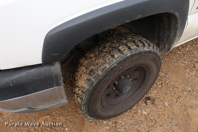 image for item DD1673 2003 Chevrolet 2500HD pickup truck