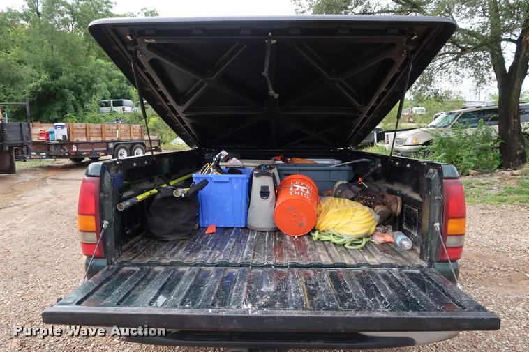 image for item DD1673 2003 Chevrolet 2500HD pickup truck