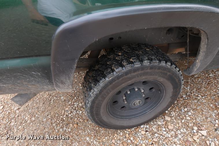 image for item DD1673 2003 Chevrolet 2500HD pickup truck