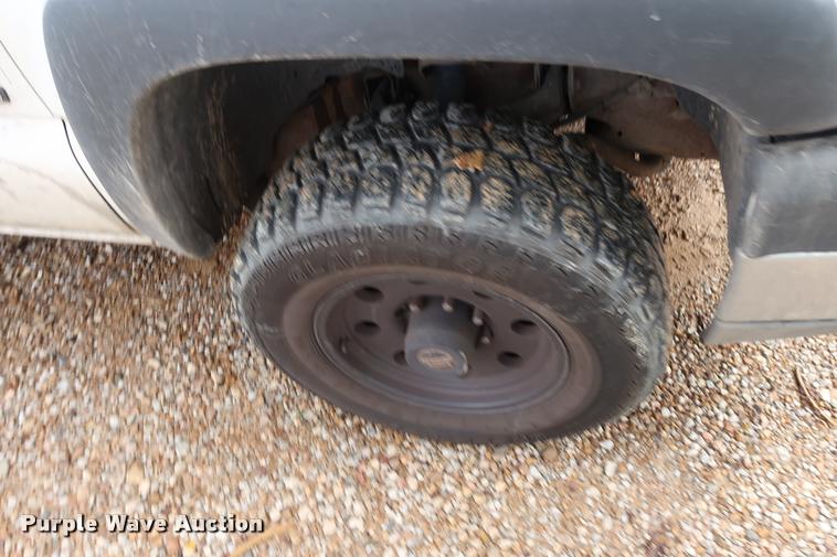 image for item DD1673 2003 Chevrolet 2500HD pickup truck