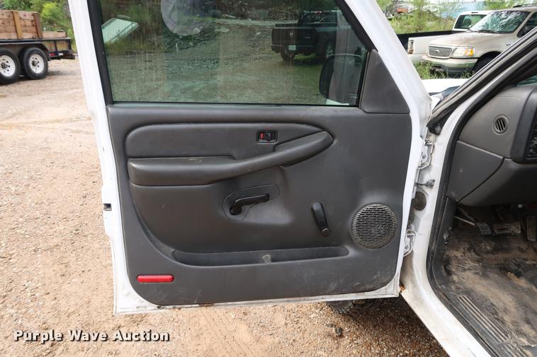 image for item DD1673 2003 Chevrolet 2500HD pickup truck