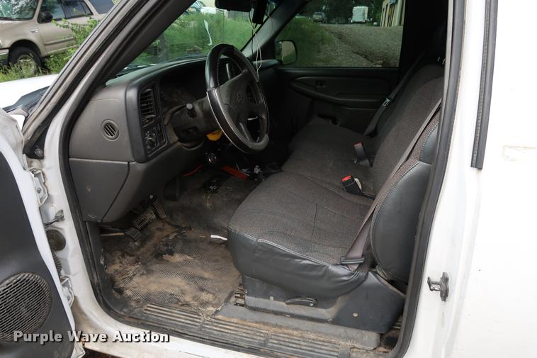 image for item DD1673 2003 Chevrolet 2500HD pickup truck