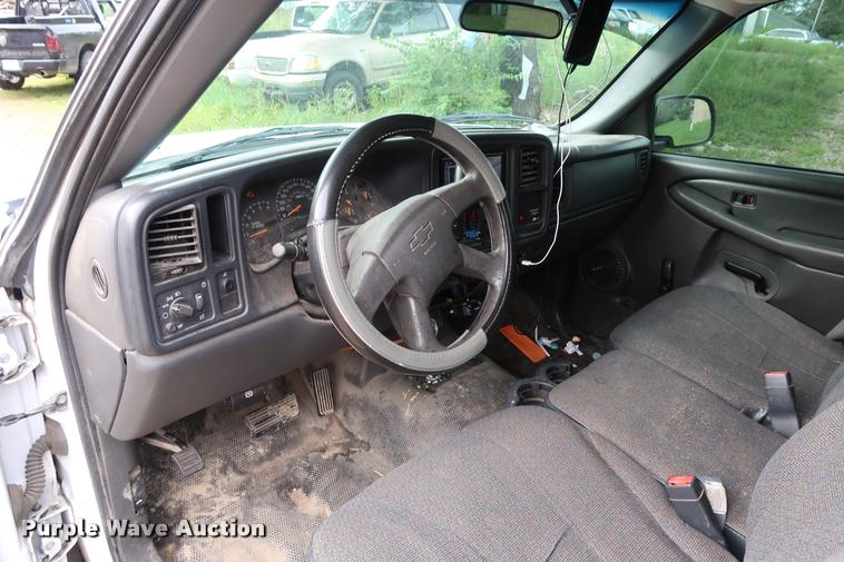 image for item DD1673 2003 Chevrolet 2500HD pickup truck