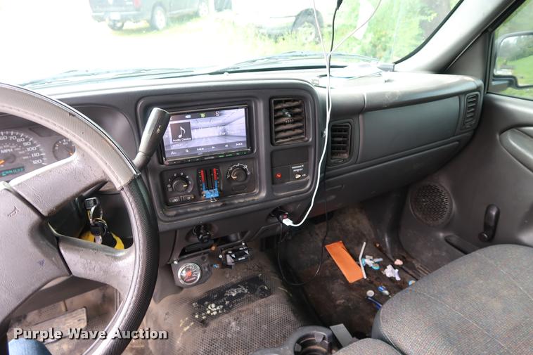 image for item DD1673 2003 Chevrolet 2500HD pickup truck