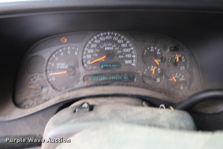 image for item DD1673 2003 Chevrolet 2500HD pickup truck