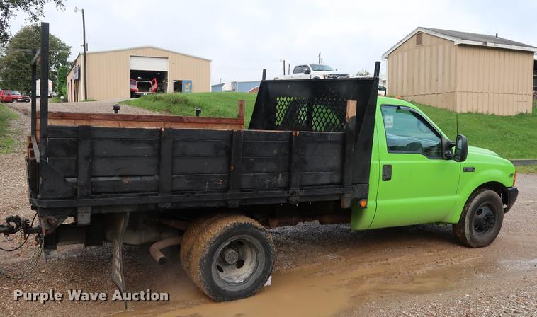 image for item DD1674 2001 Ford F350 Super Duty flatbed pickup truck