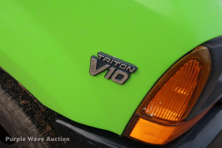 image for item DD1674 2001 Ford F350 Super Duty flatbed pickup truck