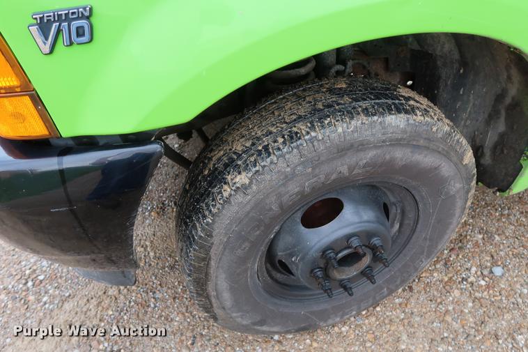 image for item DD1674 2001 Ford F350 Super Duty flatbed pickup truck