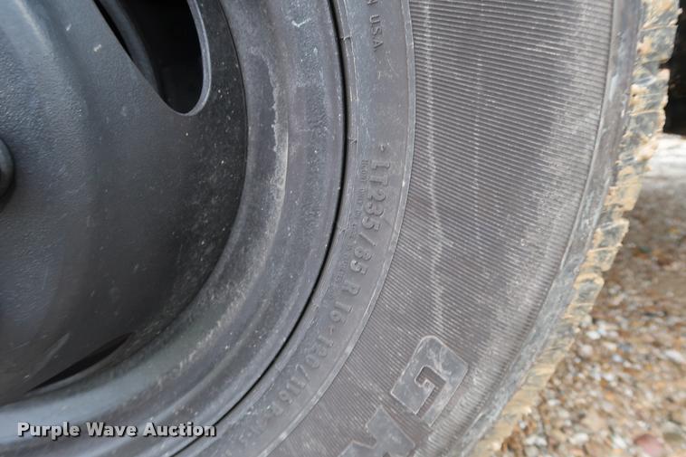 image for item DD1674 2001 Ford F350 Super Duty flatbed pickup truck