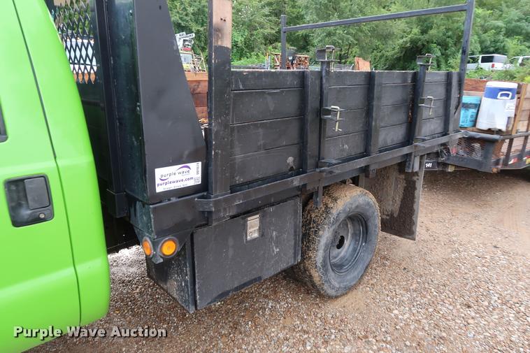 image for item DD1674 2001 Ford F350 Super Duty flatbed pickup truck