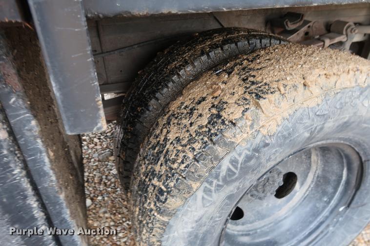 image for item DD1674 2001 Ford F350 Super Duty flatbed pickup truck