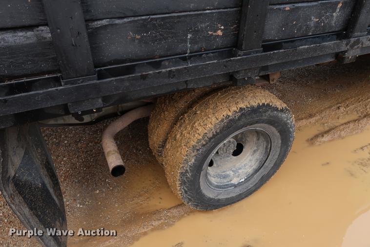 image for item DD1674 2001 Ford F350 Super Duty flatbed pickup truck