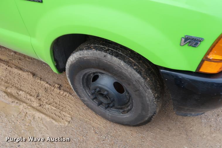 image for item DD1674 2001 Ford F350 Super Duty flatbed pickup truck