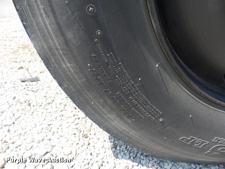 image for item DD2425 1997 GMC C7H042 flatbed pickup truck