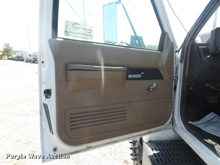 image for item DD2425 1997 GMC C7H042 flatbed pickup truck