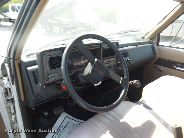 image for item DD2425 1997 GMC C7H042 flatbed pickup truck