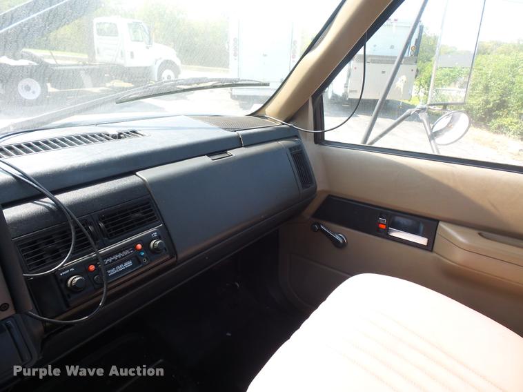 image for item DD2425 1997 GMC C7H042 flatbed pickup truck